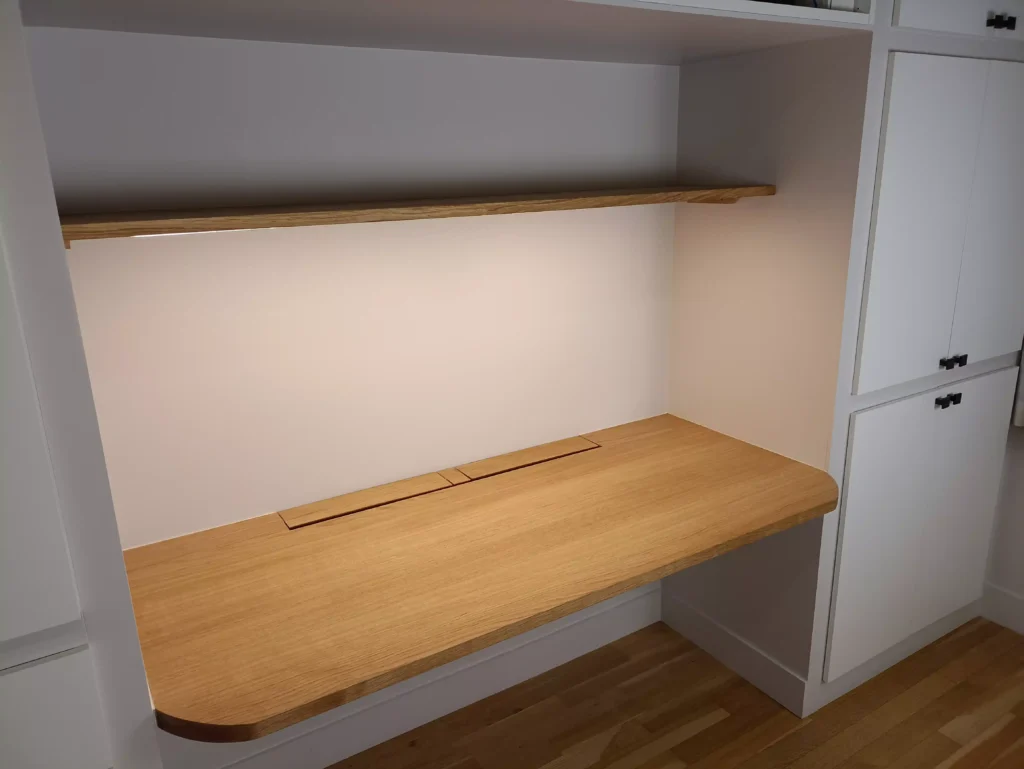 bureau sur mesure en chêne massif avec éclairage LED intégré