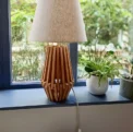 Lampe design de créateur en chêne massif de style scandinave.