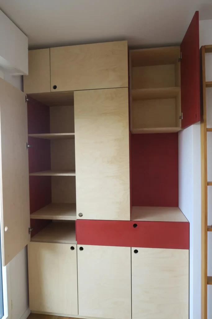 l'intérieur du dressing sur mesure est en contreplaqué bouleua et valchormat pour un rendu haut de gamme.