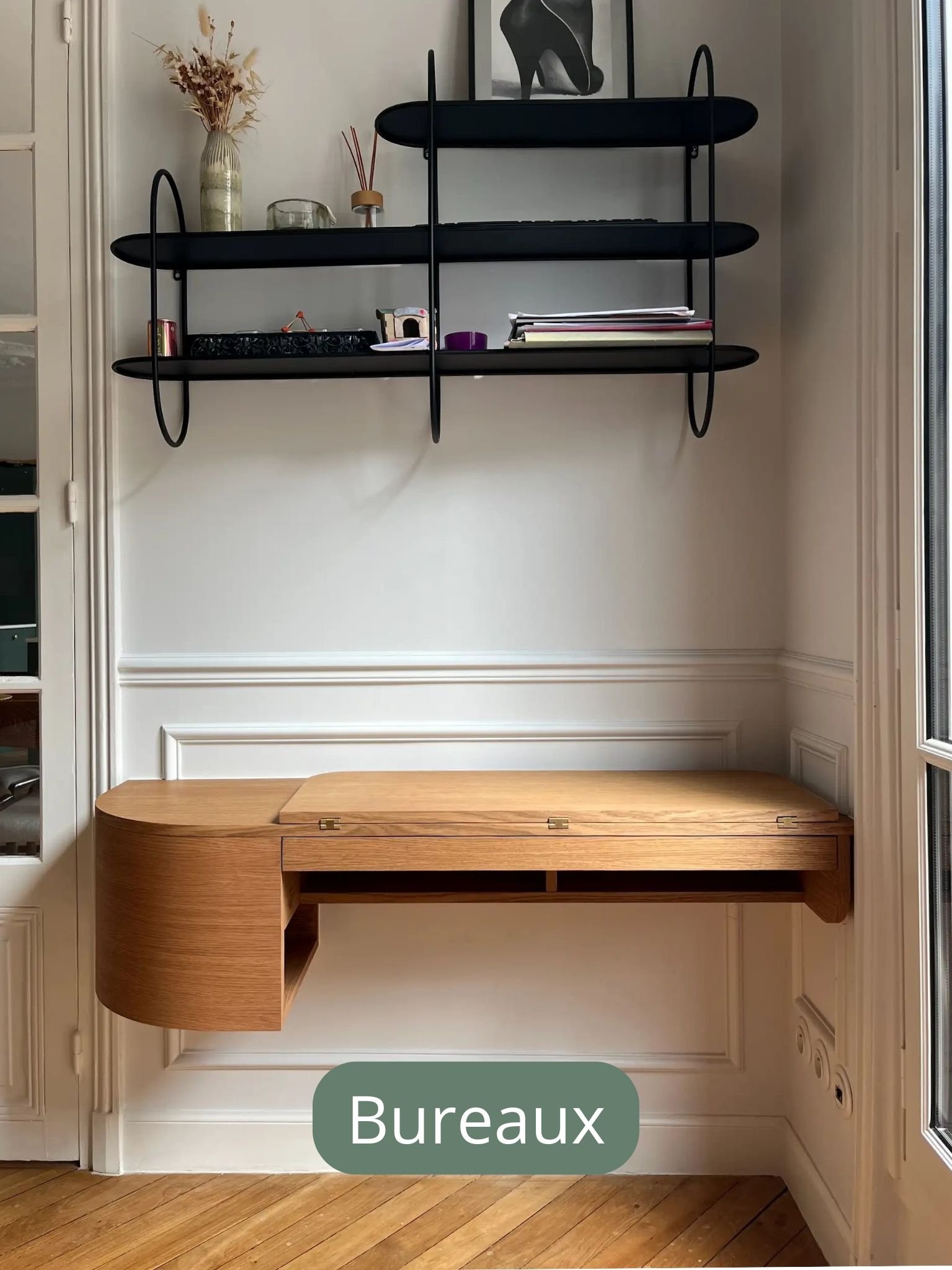 Bureau design et modulable sur mesure en placage chêne pour le télétravail avec un système d'abattant pour un gain de place.