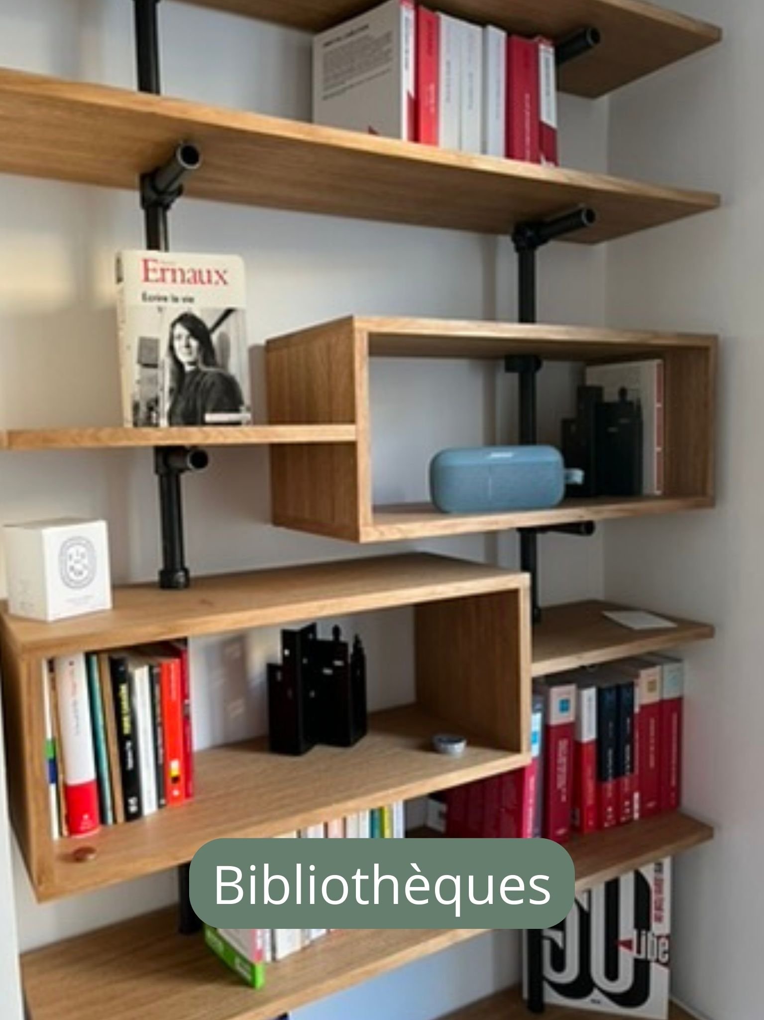 Bibliothèque design sur mesure avec des étagères en chêne et des niches suspendues sur une structure en acier de style loft industriel
