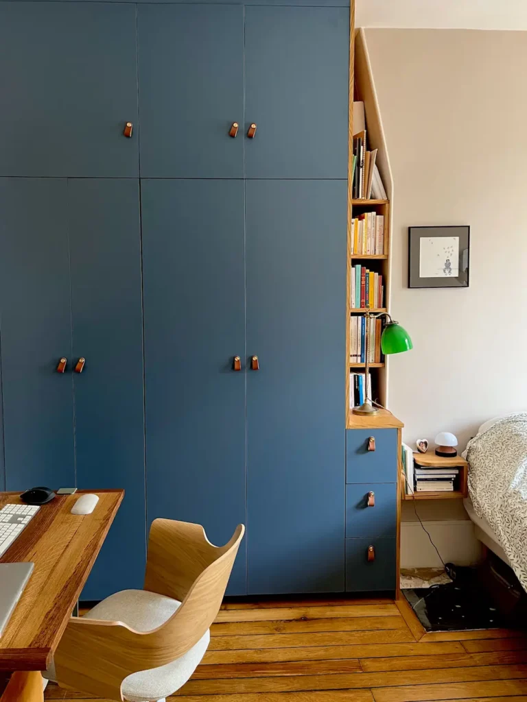 Dressing sur mesure bleu et chêne fabriqué à Paris 12e